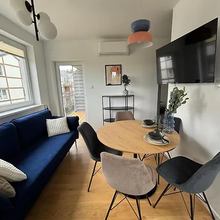 Debina Lounge 54 アパート