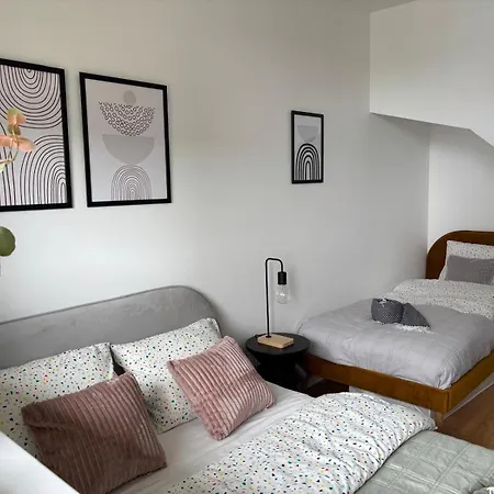 Debina Lounge 54 アパート