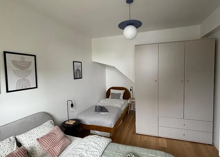 Debina Lounge 54 アパート